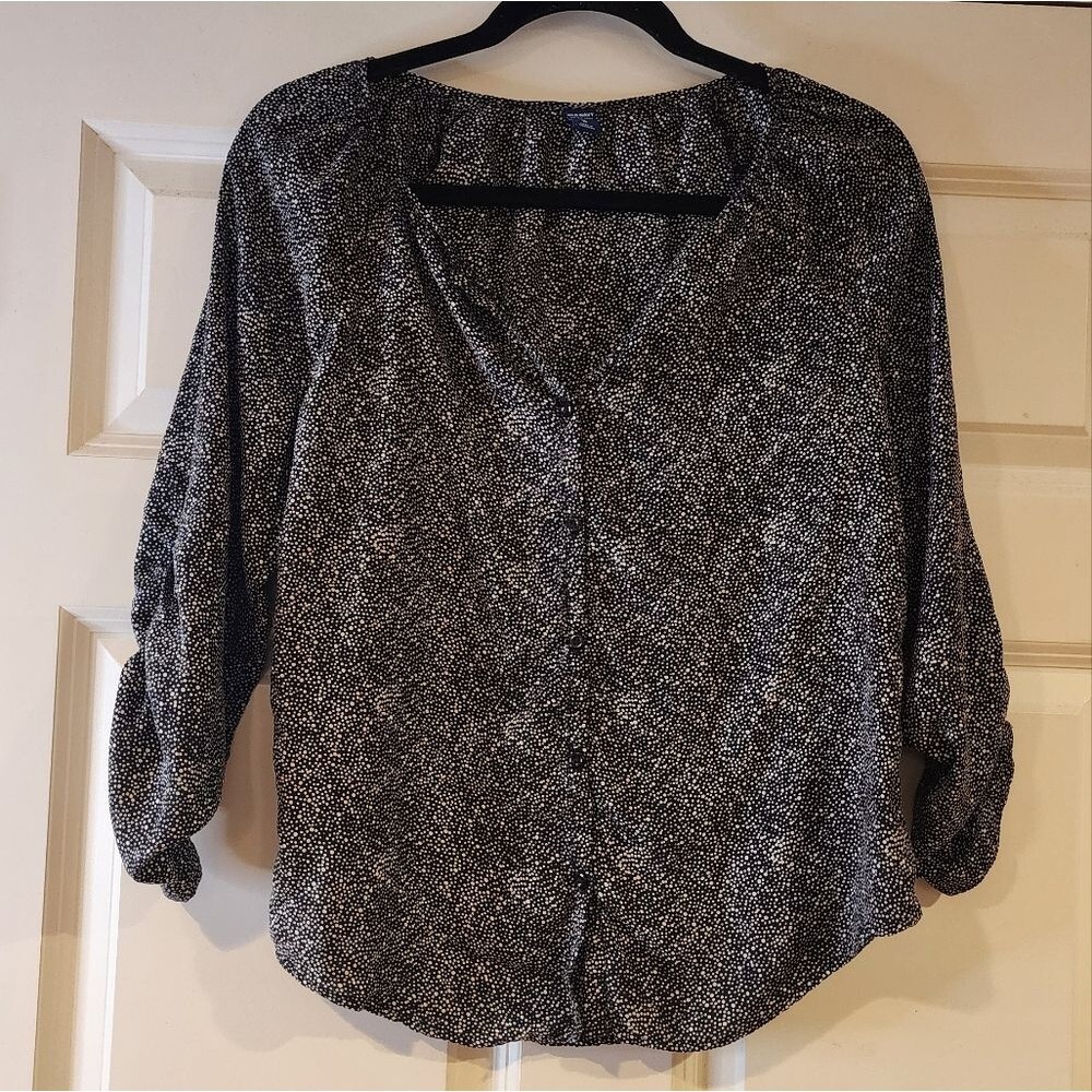 Old Navy black and white spotted button up blouse M